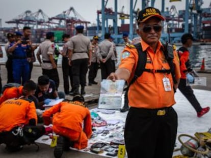 Los equipos de rescate utilizan radiobalizas submarinas para localizar el cuerpo del aparato y la caja negra