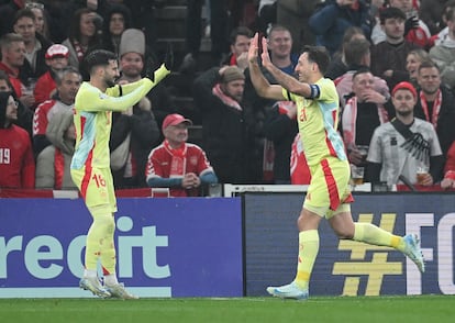 Mikel Oyarzabal (d) de España celebra el primer gol de su equipo con su compañero Alex Baena durante el partido de la UEFA Nations League este viernes.