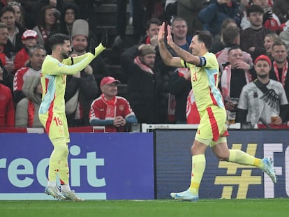 Mikel Oyarzabal (d) de España celebra el primer gol de su equipo con su compañero Alex Baena durante el partido de la UEFA Nations League este viernes.