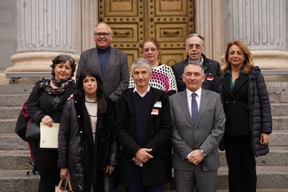 Rafael Baena (abajo centro) y Fernando de la Fuente, de la Plataforma Taxi España (arriba derecha), junto a los diputados de BNG, Podemos, ERC, Coalición Canaria y Sumar, el pasado verano en el Congreso. / CEDIDA 