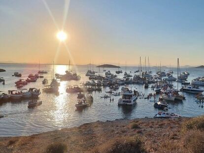 Foto de la concentración de embarcaciones de recreo en el entorno natural de la Isla del Ciervo, en el Mar Menor.