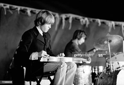 Brian Jones, de los Rolling Stones, en un concierto en el Forest Hills Stadium (EE UU), en 1966.