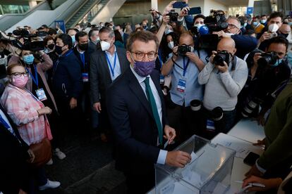 El candidato a la presidencia del Partido Popular, Alberto Núñez Feijóo, vota para elegir al nuevo presidente del partido durante la segunda jornada del XX Congreso Nacional del PP que se celebra en Sevilla.