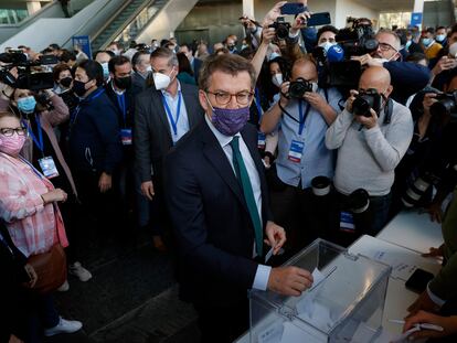 El candidato a la presidencia del Partido Popular, Alberto Núñez Feijóo, vota para elegir al nuevo presidente del partido durante la segunda jornada del XX Congreso Nacional del PP que se celebra en Sevilla.