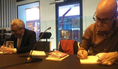 Adolf Beltrán y Francisco Castro firman ejemplares de sus respectivas novelas en el Centre Octubre.
