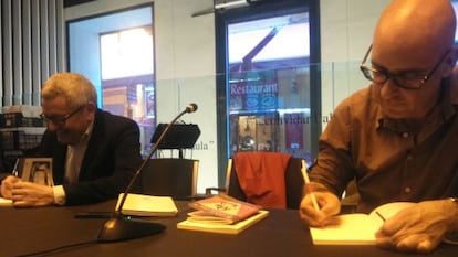 Adolf Beltr&aacute;n y Francisco Castro firman ejemplares de sus respectivas novelas en el Centre Octubre.