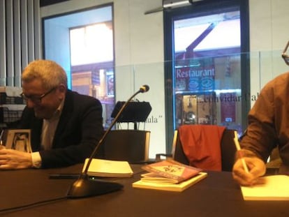 Adolf Beltr&aacute;n y Francisco Castro firman ejemplares de sus respectivas novelas en el Centre Octubre.