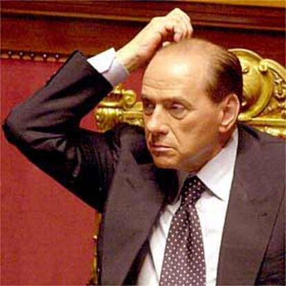 El primer ministro Silvio Berlusconi, durante el debate en el Senado sobre la cumbre del G-8 en Génova.