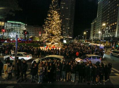 La recién reformada Plaza de España ha robado protagonismo a la Puerta del Sol, y se ha convertido en el kilómetro 0 de las fiestas en la capital. Para celebrar el tanto esperado encendido de las luces, Carolina Cerezuela ha sido la madrina de un evento con coros de gospel para animar a los miles de personas que han llenado la plaza a pesar del frío.