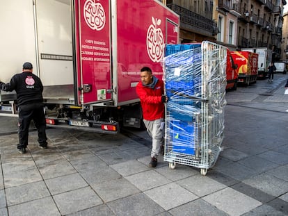 Trabajadores descargando mercancía en Toledo.