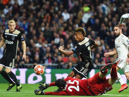 David Neres marca el segundo gol para el Ajax.