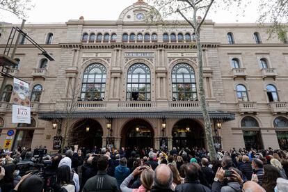 Decenas de ciudadanos toman fotos ante las puertas del Liceu en la gala de su 175 aniversario.