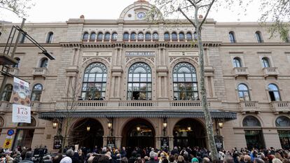 Decenas de ciudadanos toman fotos ante las puertas del Liceu en la gala de su 175 aniversario.
