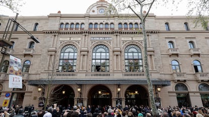 Decenas de ciudadanos toman fotos ante las puertas del Liceu en la gala de su 175 aniversario.