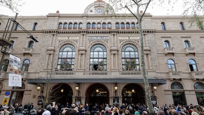 Decenas de ciudadanos toman fotos ante las puertas del Liceu en la gala de su 175 aniversario.