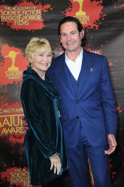 Dee Wallace y Henry Thomas, que fueron madre e hijo en 'E.T.', posan en la alfombra roja de los premios Saturn 2021.
