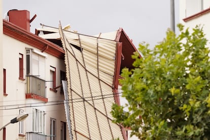 Parte del tejado de un edificio arrancado por el fuerte viento en Valladolid, este miércoles. 