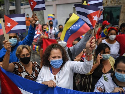 Manifestantes en Caracas (Venezuela) a favor de Cuba frente a la embajada cubana, este lunes.