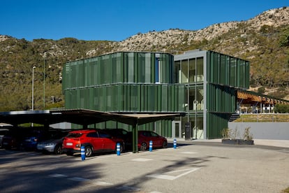 El Abertis Future Road Lab (AFRL), el centro de innovación del Grupo, desarrolla herramientas y soluciones para la movilidad conectada y la gestión avanzada del tráfico. Tiene su sede en Sitges (Barcelona).