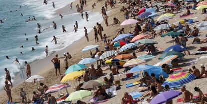 Turistas en la playa d&rsquo;Aro, en la Costa Brava, el pasado mes de agosto. 