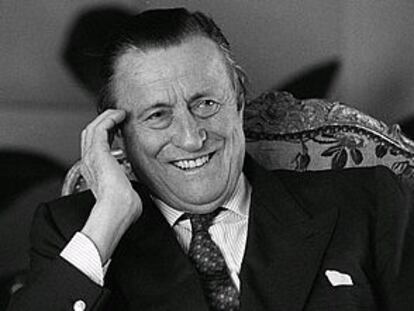 Arriba, el barón Hans Heinrich von Thyssen-Bornemisza, fotografiado en 1992.