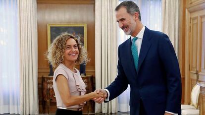 El rey Felipe VI recibe a la presidenta del Congreso, Meritxell Batet, este jueves en el Palacio de la Zarzuela.