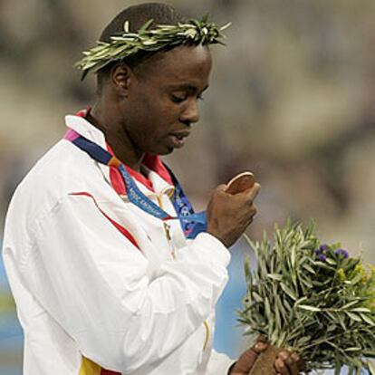 Joan Lino Martínez mira con atención su medalla de bronce.