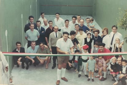 Inauguración del frontón del Gure Txoko en Sídney (1967), en una foto conservada por la familia de María Begoña Zubiaur y Francisco Javier Montero, que trabajó en la construcción de la Opera House.