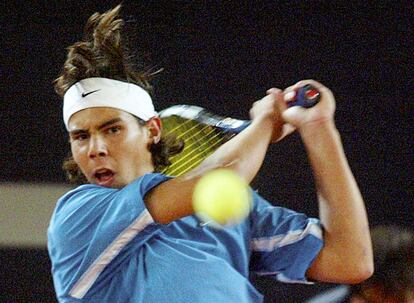 Rafael Nadal golpea la bola en el Masters de Hamburgo, el 14 de mayo de 2003.  