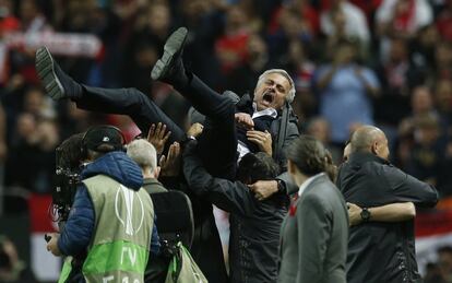 El entrenador del Manchester United José Mourinho es manteado una vez finalizado el encuentro.