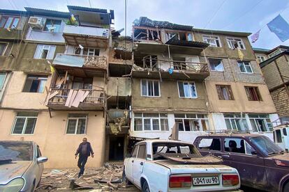 Fachada de un edificio atacado por las fuerzas azerbaiyanas, este martes en Stepnakert, en Nagorno Karabaj.