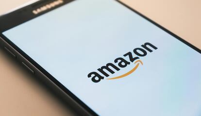 Smartphone con logo de Amazon en la pantalla