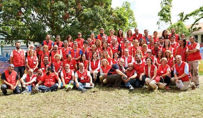 La reina Letizia, en el centro, rodeada de los miembros del equipo START, en Dondo, Mozambique, este martes.