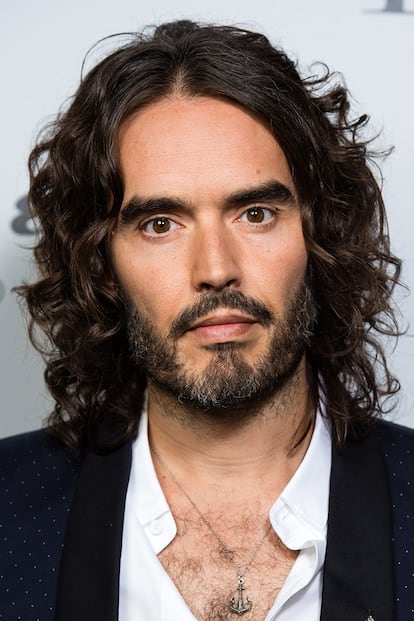 Russell Brand
Los problemas para el humorista inglés, que ha intervenido en películas como Todo sobre mi desmadre o Arthur, el soltero de oro, comenzaron en su adolescencia, cuando sufrió bulimia y empezaron a sospechar que podría ser bipolar (aunque solo recibió tratamiento para la depresión). El diagnóstico llegó más tarde, tras años de adicción al alcohol y las drogas. El pasado diciembre tenía un gran motivo para celebrar: las ha superado. Por este motivo afirmaba en las redes sociales: “Ahora han pasado 16 años, tengo dos hijas, estoy casado, con perros, paz mental y no estoy esclavizado por las opiniones ajenas o por pensar que podría ganar más dinero, ser más famoso o tener más sexo”.
El ex de Katy Perry aprovechaba también para explicar cómo lo había conseguido y dar las gracias a quienes le habían ayudado: “Tuve la suerte de permanecer internado en un centro durante tres meses en el que seguí con éxito un tratamiento de doce pasos. Al salir me encontré con otras personas y grupos de apoyo con los que puse mi cabeza en orden”.