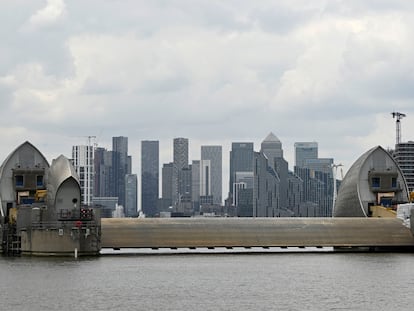 Barrera antiinundaciones del Támesis, con los rascacielos del distrito financiero Canary Wharf de fondo, en Londres.