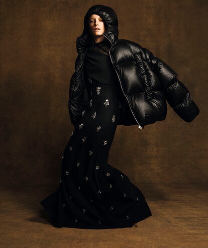 Plumífero, vestido con bordados, bodi y guante, todo de Givenchy.