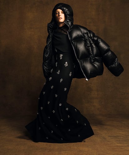 Plumífero, vestido con bordados, bodi y guante, todo de Givenchy.
