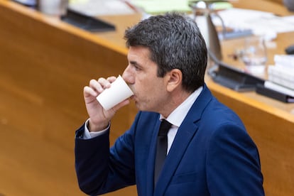 Carlos Mazón bebe agua durante su comparecencia, este viernes. 