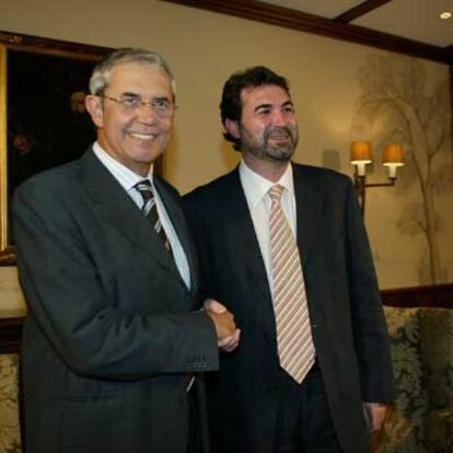 Emilio Pérez Touriño, a la izquierda, y Anxo Quintana, en la reunión de ayer en Santiago de Compostela.