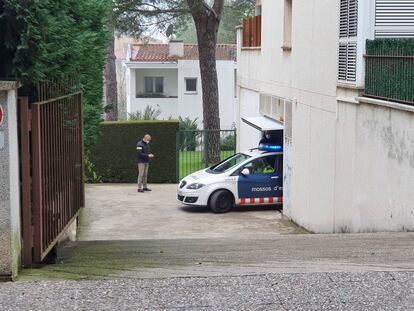 Un coche de los Mossos sale de la casa del atentado.