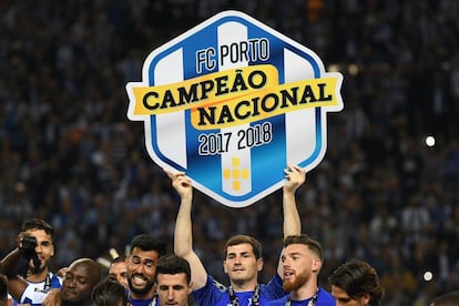 Iker Casillas celebra el título de liga logrado con el Oporto.