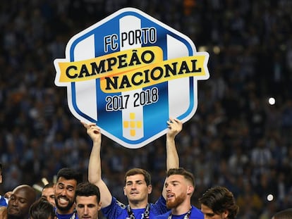 Iker Casillas celebra el título de liga logrado con el Oporto.