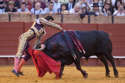 Estocada de Daniel Luque a su segundo y último toro al que cortó una oreja.