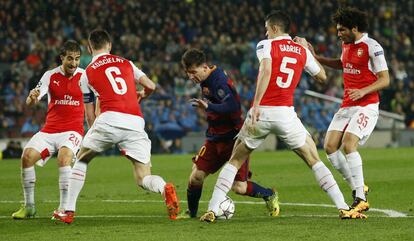 Messi, rodeado de jugadores del Arsenal, en el partido del miércoles.