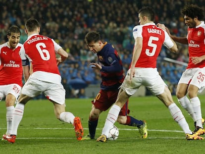 Messi, rodeado de jugadores del Arsenal, en el partido del mi&eacute;rcoles.
 