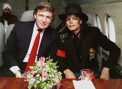 Donald Trump junto con Michael Jackson antes de visitar un niño enfermo de sida, en 1990.