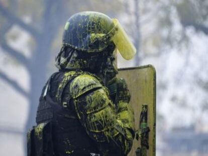 En el vídeo se ve a los manifestantes acorralando a unos policías en el Arco del Triunfo de París