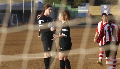 La jugadora Valentina Berr, a la izquierda de la imagen, en un momento del partido entre el Terrassa FC y la Pirinaica.