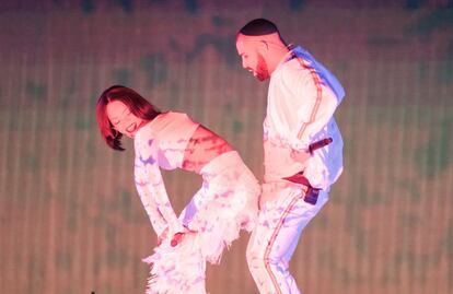 Rihanna protagoniza uno de los momentos más comentados de la gala cuando, con melena corta, imagen urbana y pantalones con flecos, se puso en frente del rapero Drake para bailar a ritmo de 'twerk', el baile que popularizó Miley Cyrus.