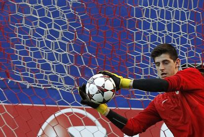 Courtois atrapa un baln.